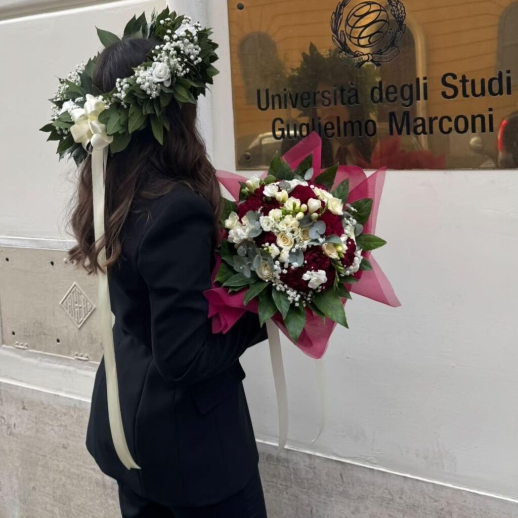 Corona di alloro Unimarconi Roma con rose bianche per laurea