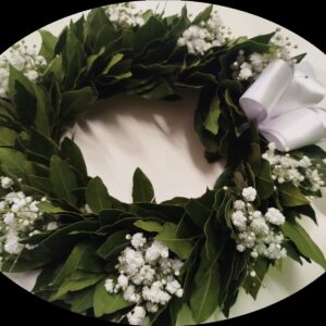 Corona di alloro Roma con gypsophila e nebbiolina per laurea